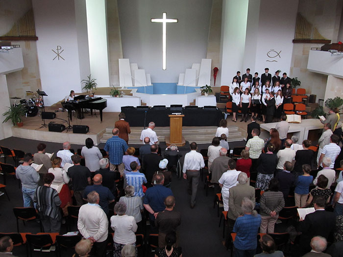 Церковь евангельских христиан-баптистов в Варшаве Польше, посещение хора с Украины.